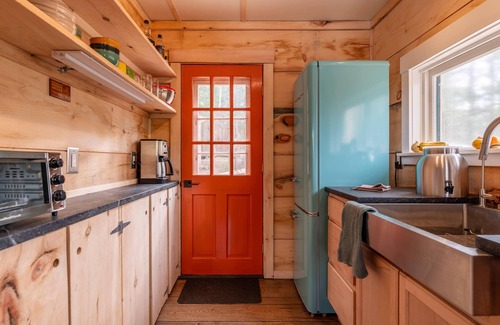 Brooks Cabin | A Haven Lakefront. Priv. Dock. Swim, Kayak and Fish