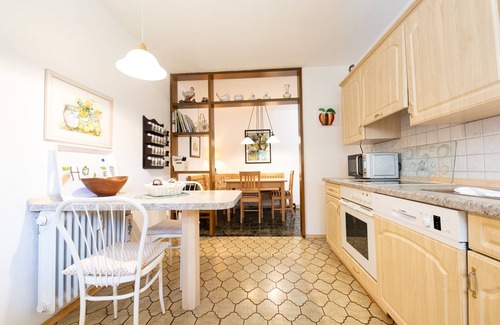 Farchant Apartment | A holiday home bathed in warm sunlight