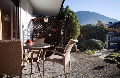 Farchant Apartment | A holiday home bathed in warm sunlight