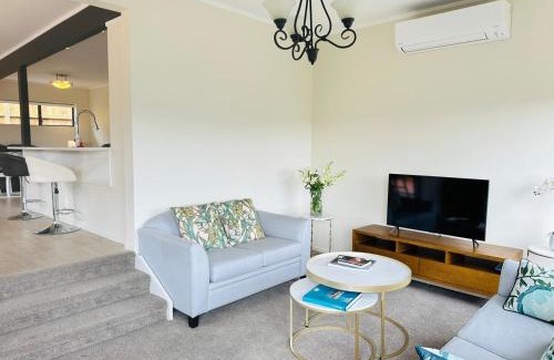 Bucklands Beach Villa | A Home Away from Home - Bucklands Beach Luxury 3-Bedroom Garden Villa