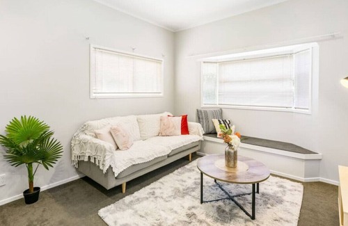 Clover Park House | A Home away from Home | WiFi | Netflix | w/Parking