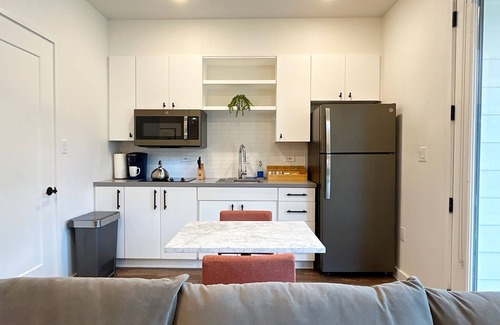East Cesar Chavez Apartment | A'kasa Studio - Walk/Bike to lake, Rainey & 6th St, Downtown