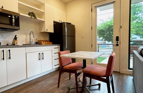 East Cesar Chavez Apartment | A'kasa Studio - Walk/Bike to lake, Rainey & 6th St, Downtown