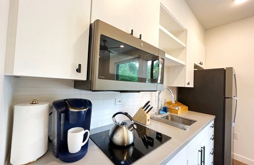 East Cesar Chavez Apartment | A'kasa Studio - Walk/Bike to lake, Rainey & 6th St, Downtown