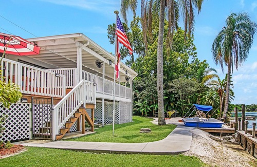 Lake Alfred House | A lakeside sunset delight near Disney, Universal, Sea World, Busch, LegoLand