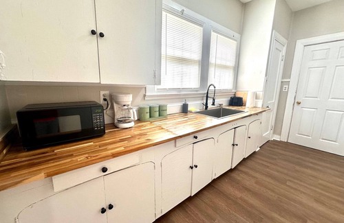 Highland Historic District House | A-Lister! 3 bedroom/1 bath House