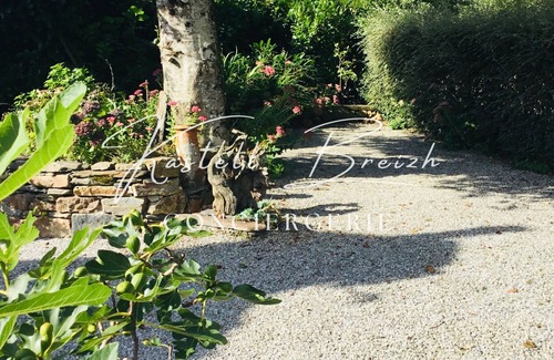 Laniscat House | A little cocoon with its own secret garden