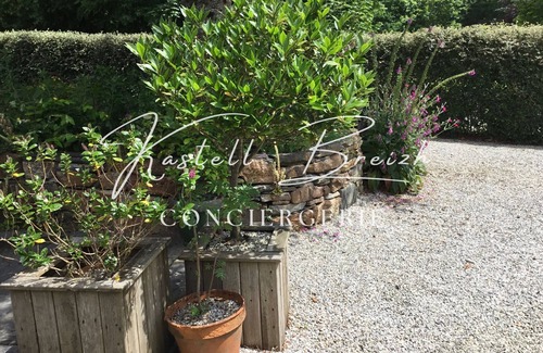 Laniscat House | A little cocoon with its own secret garden