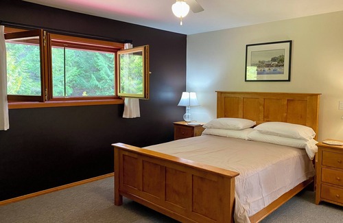 Lake Cowichan Bed & Breakfast | A Log Home with Bed and Breakfast nestled on 5 acres In Lake Cowichan.