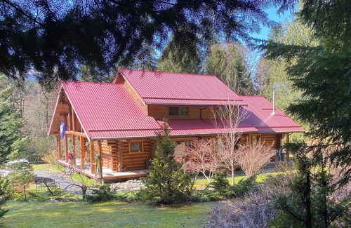Lake Cowichan Bed & Breakfast | A Log Home with Bed and Breakfast nestled on 5 acres In Lake Cowichan.