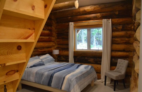Lac-Saint-Paul Ski Chalet | A log home with a meadow roof! On the edge of a beautiful lake !