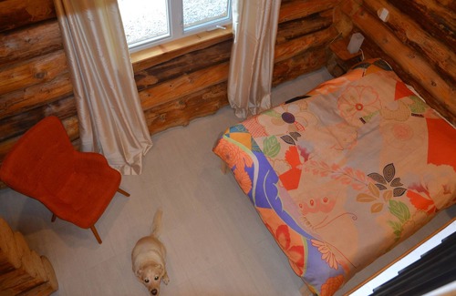 Lac-Saint-Paul Ski Chalet | A log home with a meadow roof! On the edge of a beautiful lake !