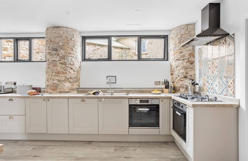 Paignton Apartment | A lovely 4 bedroom barn conversion with garden and hot tub close to Torbay's beaches, Brixham, Stoke