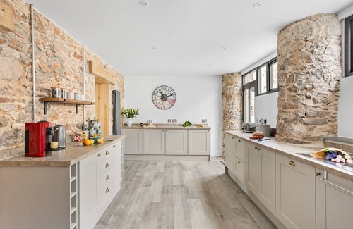 Paignton Apartment | A lovely 4 bedroom barn conversion with garden and hot tub close to Torbay's beaches, Brixham, Stoke