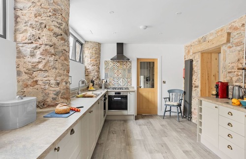Paignton Apartment | A lovely 4 bedroom barn conversion with garden and hot tub close to Torbay's beaches, Brixham, Stoke
