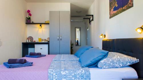 Vis House | A lovely and cozy room with a breathtaking view