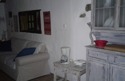 Lefkogeia House | A lovely nest set in an alley of Lefkogia village, 2km away from 4 beaches!