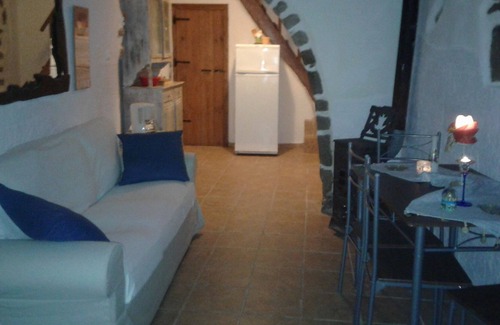 Lefkogeia House | A lovely nest set in an alley of Lefkogia village, 2km away from 4 beaches!
