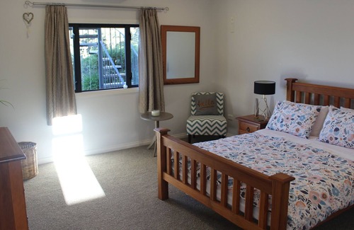 Rangatira Park Apartment | A luxurious 2 bed 2 bathroom studio with dining/living/ kitchen and river views