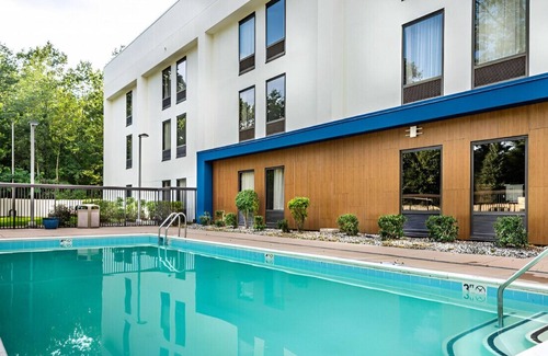 St. Charles House | A Luxurious and Beautiful Queen Room! Free WiFi