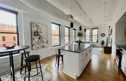 Southeast Omaha Apartment | A luxurious, historic loft in the heart of the Old Market