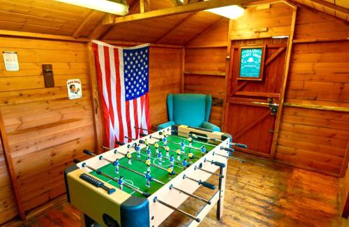 Ridgeway House | A Luxurious Home with Hot Tub and Man Cave! 9ppl