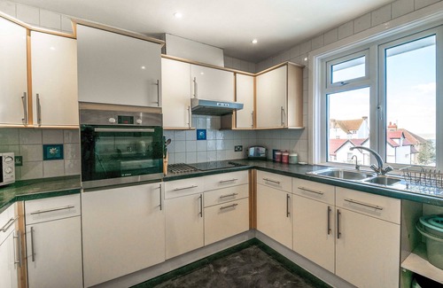 Tankerton Apartment | A luxurious, spacious apartment with sea views -super comfortable king size bed
