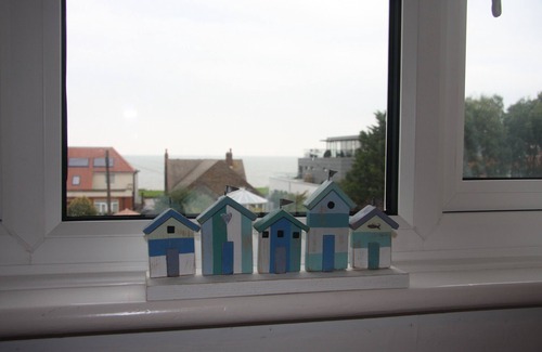 Tankerton Apartment | A luxurious, spacious apartment with sea views -super comfortable king size bed