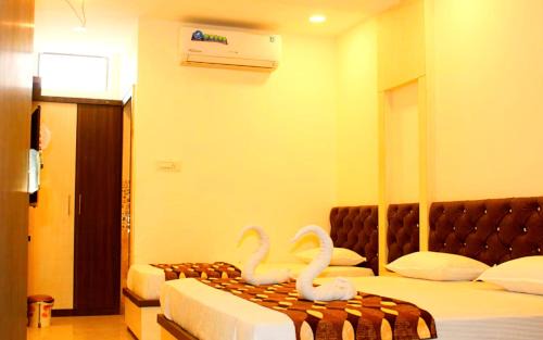 Bilaspur House | A Luxury Hotel S-A-R-C Palace ! near All Main Places ! Fully Air Conditioned Premium Family Rooms - with Free Wi-Fi, Parking, Restaurant & Room Service Availability