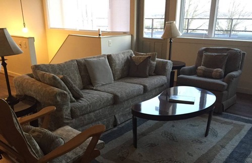 Brockville Apartment | A magnificent villa by St. Lawrence River Unit 1