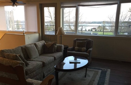 Brockville Apartment | A magnificent villa by St. Lawrence River Unit 1