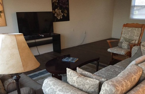 Brockville Apartment | A magnificent villa by St. Lawrence River Unit 1