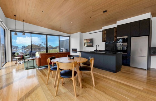 Forge Creek House | A modern and exquisitely decorated studio perched atop the serene shoreline