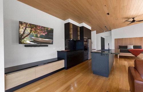 Forge Creek House | A modern and exquisitely decorated studio perched atop the serene shoreline