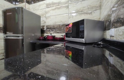 Al Haram Apartment | A modern apartment on the 4th floor with lift. We are very near to the pyramids