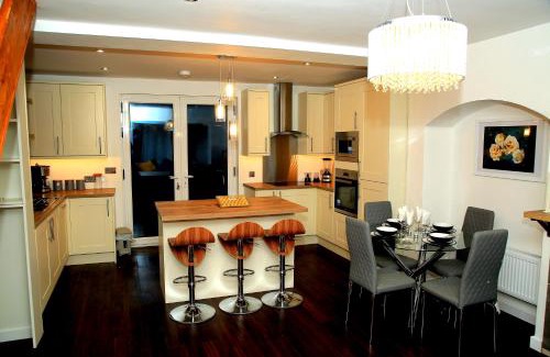 Mayesbrook House | A Modern, Comfy Newly Remodeled 2bd House