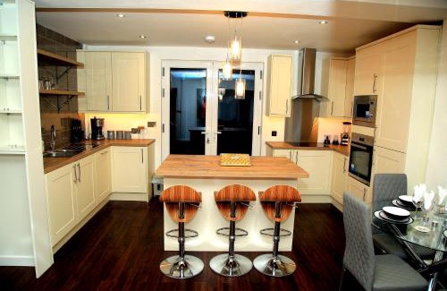 Mayesbrook House | A Modern, Comfy Newly Remodeled 2bd House