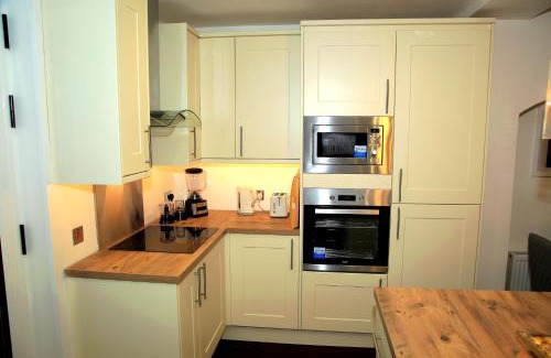 Mayesbrook House | A Modern, Comfy Newly Remodeled 2bd House
