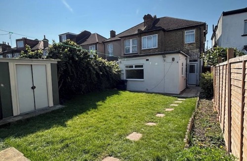 Streatham Apartment | A modern spacious 3-bedroom apartment with garden