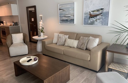 Hollywood Lakes Apartment | A modern style, freshly, large beachfront apartment in the middle of the action