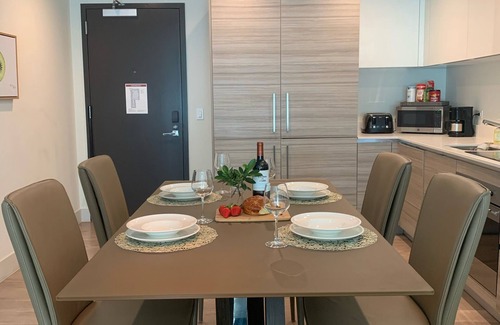 Hollywood Lakes Apartment | A modern style, freshly, large beachfront apartment in the middle of the action