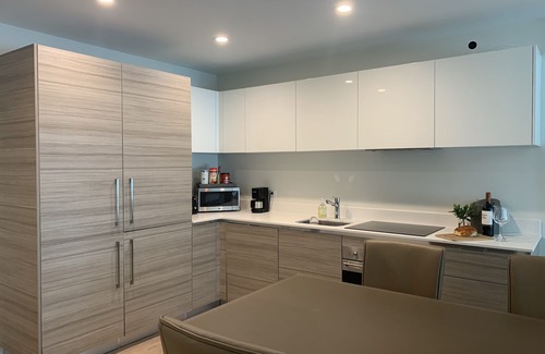 Hollywood Lakes Apartment | A modern style, freshly, large beachfront apartment in the middle of the action