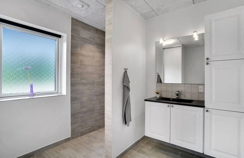 Farvang House | A modern vacation home with cozy furnishings awaits you in Truust.