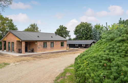 Farvang House | A modern vacation home with cozy furnishings awaits you in Truust.