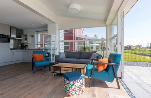 Oude-Tonge House | A panorama of water and nature at this comfortable dyke house!