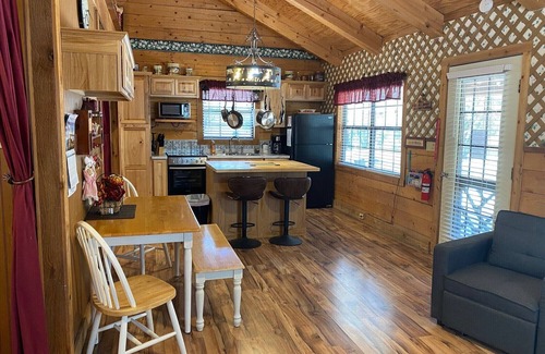 Vanderpool Cabin | A Peace of Heaven LOG Cabins & RV- Cabin #3