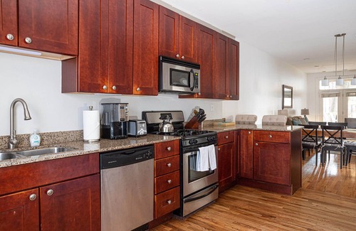 Park West Apartment | A Peaceful 2BR Lincoln Park Coach House - FREE PARKING