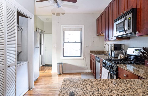 Park West Apartment | A Peaceful 2BR Lincoln Park Coach House - FREE PARKING