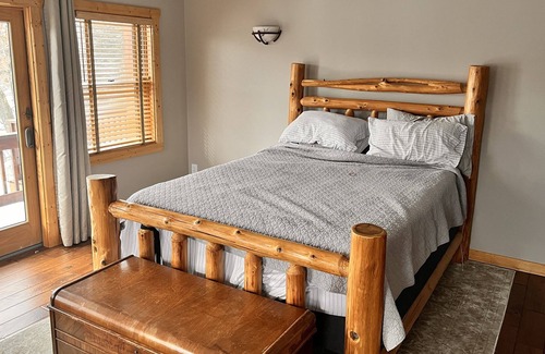 Hudson Cabin | A peaceful stay at the Timber Castle - 10 minutes from downtown