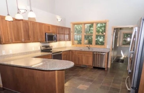 Hudson Cabin | A peaceful stay at the Timber Castle - 10 minutes from downtown